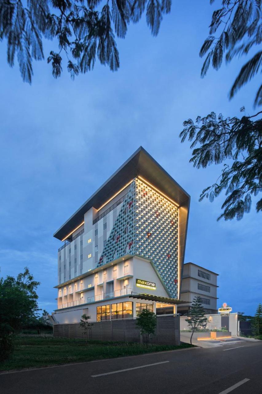 Maxonehotels At Kota Harapan Indah-bekasi Hotel