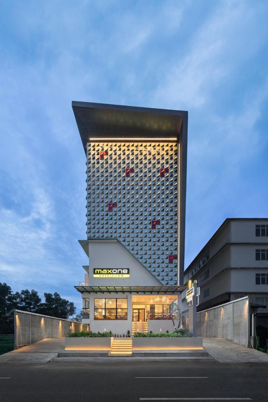 Hotel Maxonehotels At Kota Harapan Indah-bekasi 3*